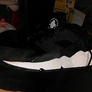 Unisex Size 8 Air Huarache Used
